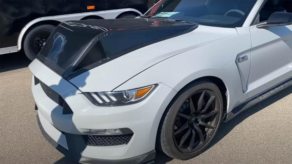 Mustang met dikke bobbel: Ford 7.3 V8 prototype