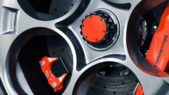 De wielen van de Koenigsegg CC850, inclusief centrale wielmoer