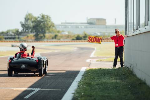 Ferrari Testa Rossa Junior rijdend op Fiorano circuit achterkant met marshal