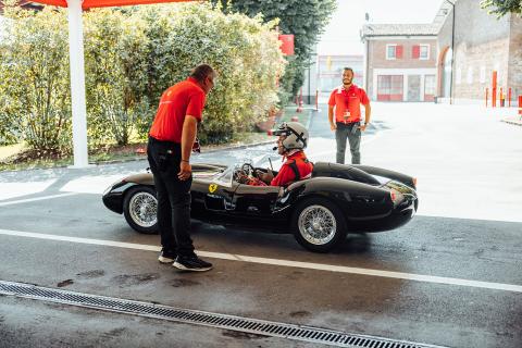 Ferrari Testa Rossa Junior in de pits zijkant