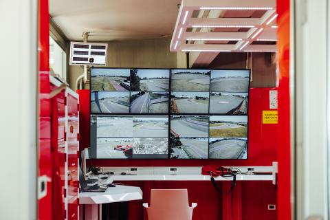 Ferrari Testa Rossa Junior Fiorano testcircuit tv schermen in de controlekamer