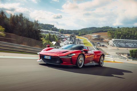 Ferrari Daytona SP3 rijdend op Spa-Francorchamps Eau Rouge - Raidillon