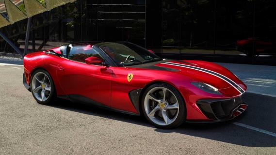 Ferrari SP51 schuin voor