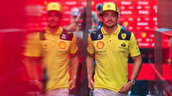 GP van Italië 2022 Charles Leclerc in pitbox geel shirt