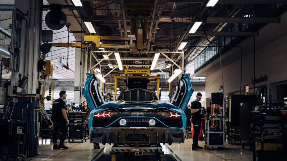 Lamborghini Aventador Ultimae Roadster laatste aventador op de productielijn achterkant