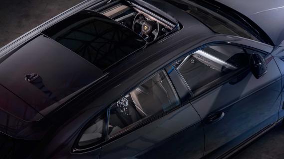 Lamborghini Urus S schuin achter van boven zoom op dak