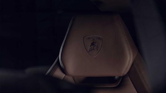 Lamborghini Urus S hoofdsteun met Lamborghini logo er in
