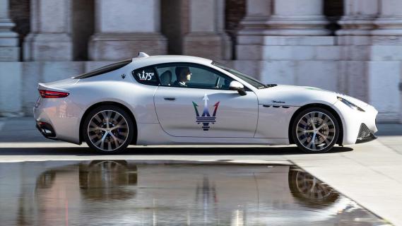Maserati GranTurismo rijdend op een weg zijkant