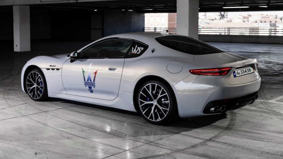 Maserati GranTurismo schuin achter in een parkeergarage