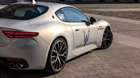 Maserati GranTurismo stilstaand schuin achter