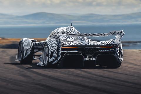 McLaren Solus GT rijdend op een circuit schuin achter