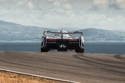 McLaren Solus GT rijdend op een circuit achterkant