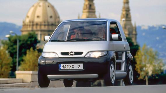 Opel Maxx rijdend op een weg schuin voor
