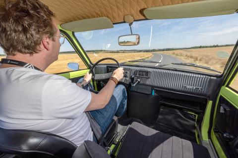 Renault 5 elektrisch rijdend op een weg van binnen