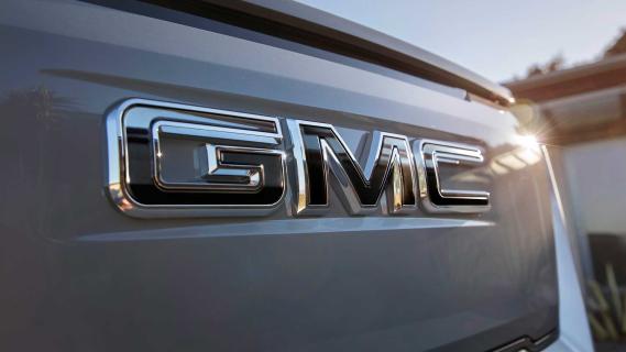 GMC Sierra EV Denali Edition 1 achterklep met het logo van GMC