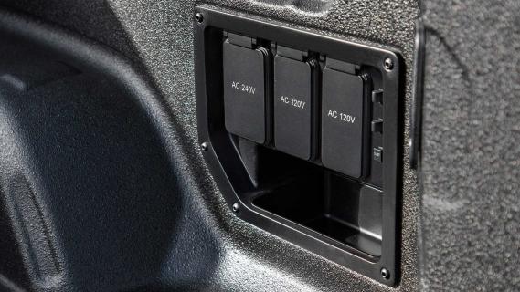 GMC Sierra EV Denali Edition 1 stopcontacten in de achterklep