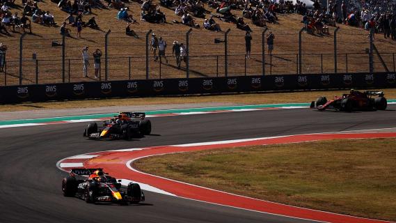 GP van Amerika 2022 Max Verstappen Sergio Perez Carlos Sainz rijdend achter elkaar
