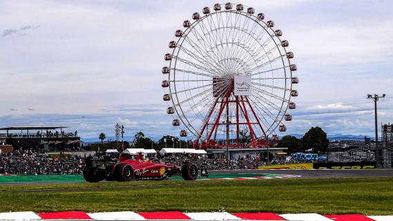 Carlos Sainz op Suzuka rijdend voor het reuzenrad GP van Japan 2022