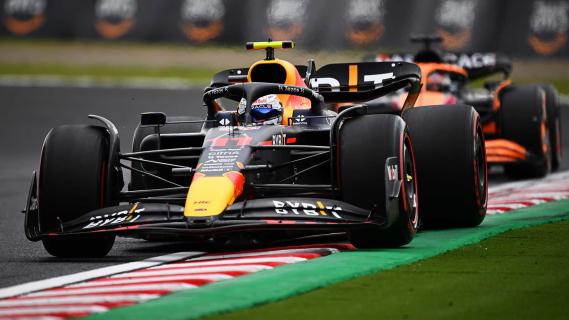 Sergio Perez rijdend voor een McLaren GP van Japan 2022
