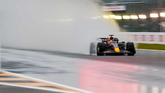 GP van Japan 2022 Verstappen over start finish met veel regen (spray)