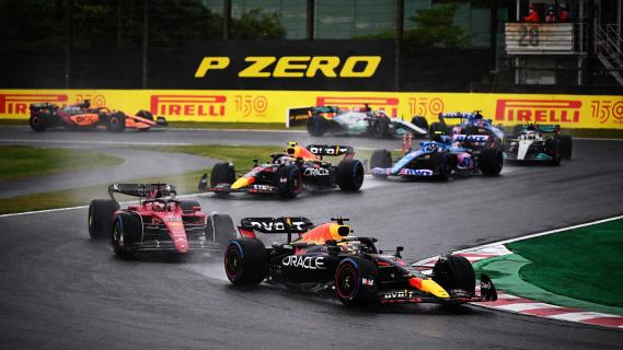 GP van Japan 2022 Verstappen leidt het veld tijdens herstart