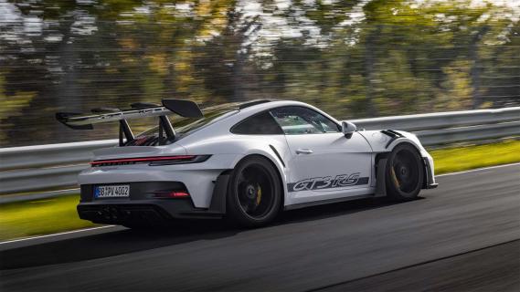 Porsche 911 GT3 RS Nürburgring ronde rijdend schuin achter