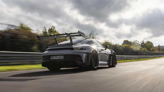 Porsche 911 GT3 RS Nürburgring ronde rijdend schuin achter