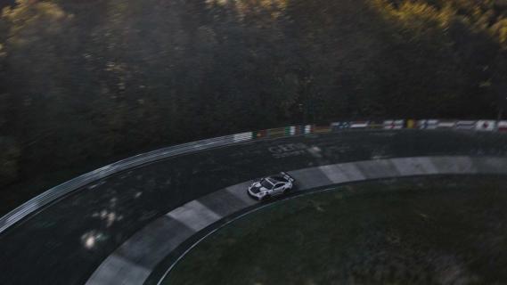 Porsche 911 GT3 RS Nürburgring ronde rijdend boven in de carroussel