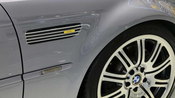 BMW M3 CSL E46-generatie te koop zijkant met CSL-badge