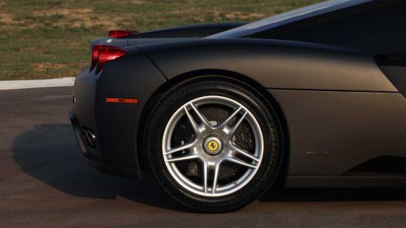 Ferrari Enzo matzwart zijkant achterkant wiel
