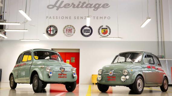 Fiat Abarth 500 Record Monza restomod schuin voor