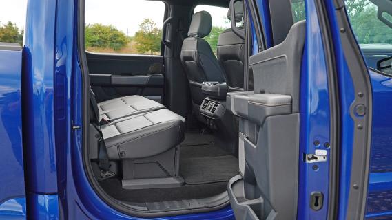 Ford F-150 Lightning interieur achterin deur open