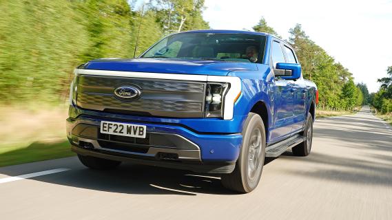 Ford F-150 Lightning rijdend op een weg schuin voor