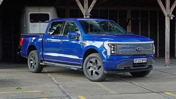 Ford F-150 Lightning schuin voor