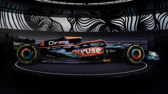 McLaren F1 2022 speciale kleurstelling GP van Abu Dhabi zijkant