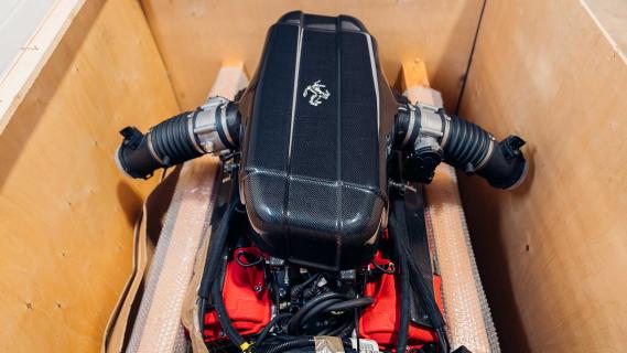 Motor van de Ferrari Enzo in een krat van boven