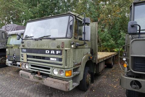 oude legervrachtwagen DAF