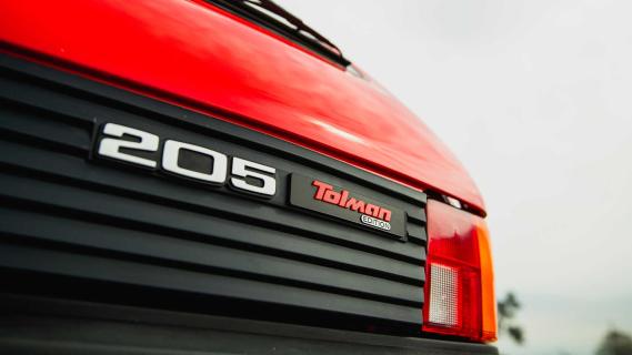Peugeot 205 GTI Restomod Tolman achterkant badge 205 gti Tolman