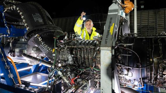 Rolls-Royce vliegtuigmotor op waterstof monteur