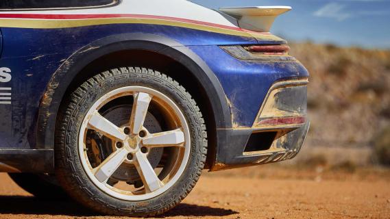 Porsche 911 Dakar 992 Roughroads kleurstelling wiel aan de achterkant vies saharazand