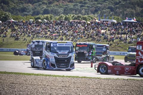 Speedweek 2022 Racetrucks European Racetruck Championship vrachtwagens rijdend op circuit Most