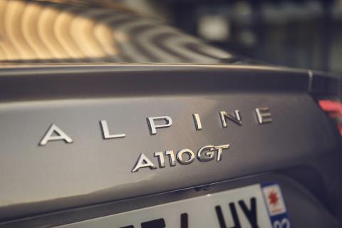 Alpine A110GT (2024) grijs badge