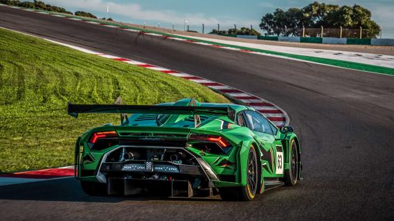 Lamborghini Huracán GT3 EVO2 racer rijdend op een circuit achterkant