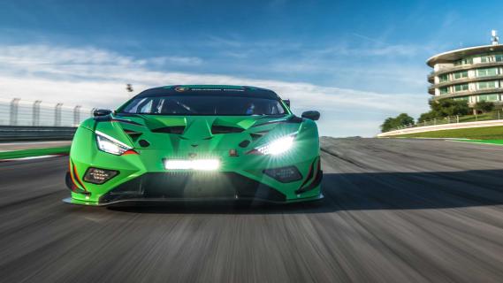 Lamborghini Huracán GT3 EVO2 racer rijdend op een circuit voorkant