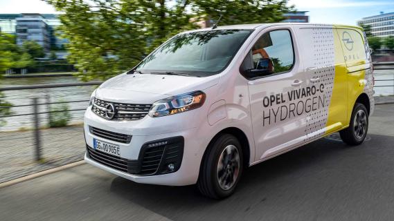 Opel Vivaro e hydrogen rijdend op een weg schuin voor