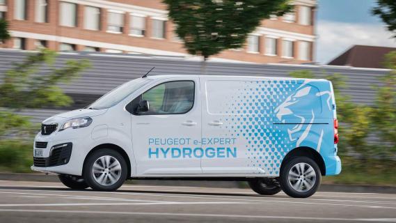 Peugeot E-Expert hydrogen rijdend op een weg zijkant