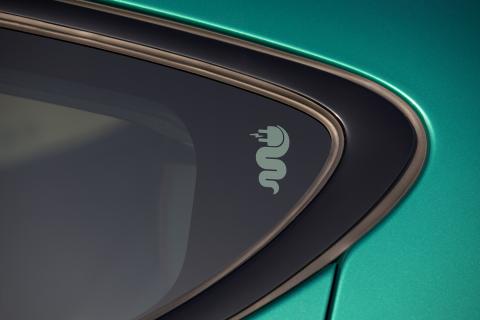 Alfa Romeo Tonale hybride detail raam sticker logo slang