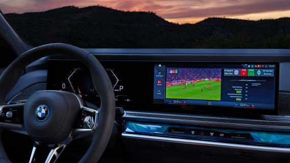 BMW 7-serie interieur scherm in het midden voetbal kijken Bundesliga
