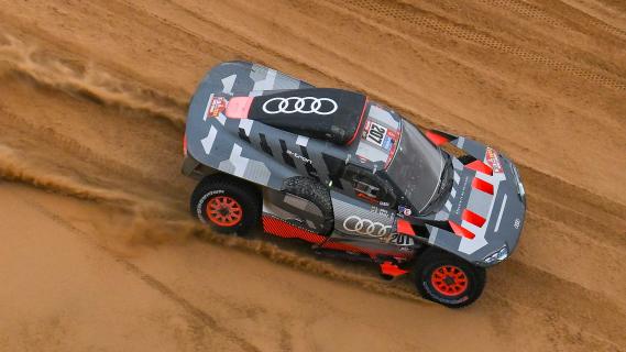 Carlos Sainz Sr Dakar-rally 2023 in de Audi RS Q e-tron rijdend op een duin