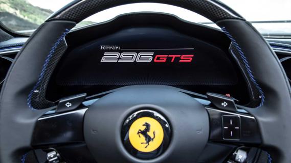 Ferrari 296 GTS stuur en scherm dashboard